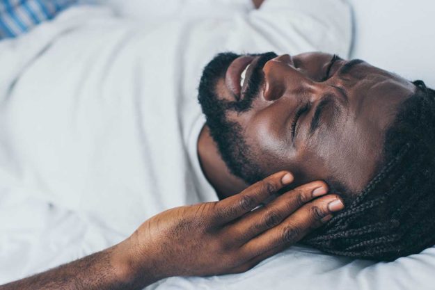 a man has head pain from alcohol addiction