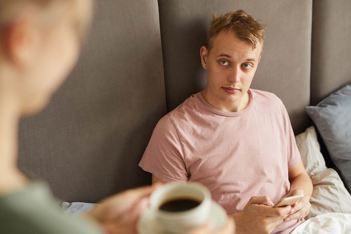 couple discussing signs of opioid use