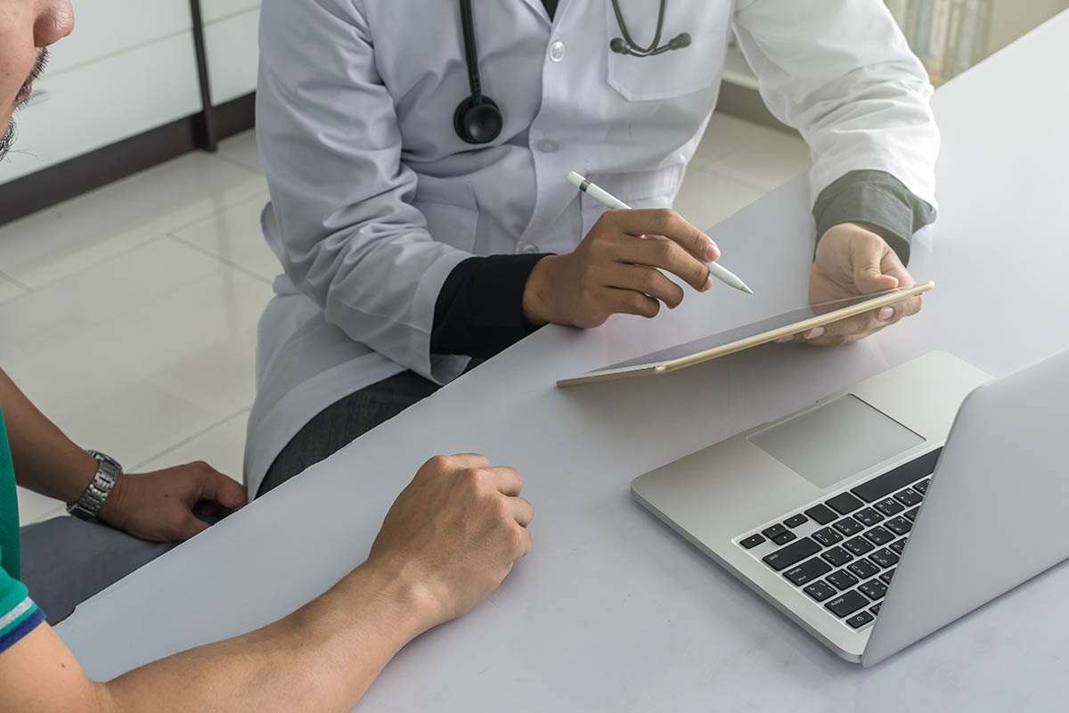 doctor and client discussing addiction recovery centers